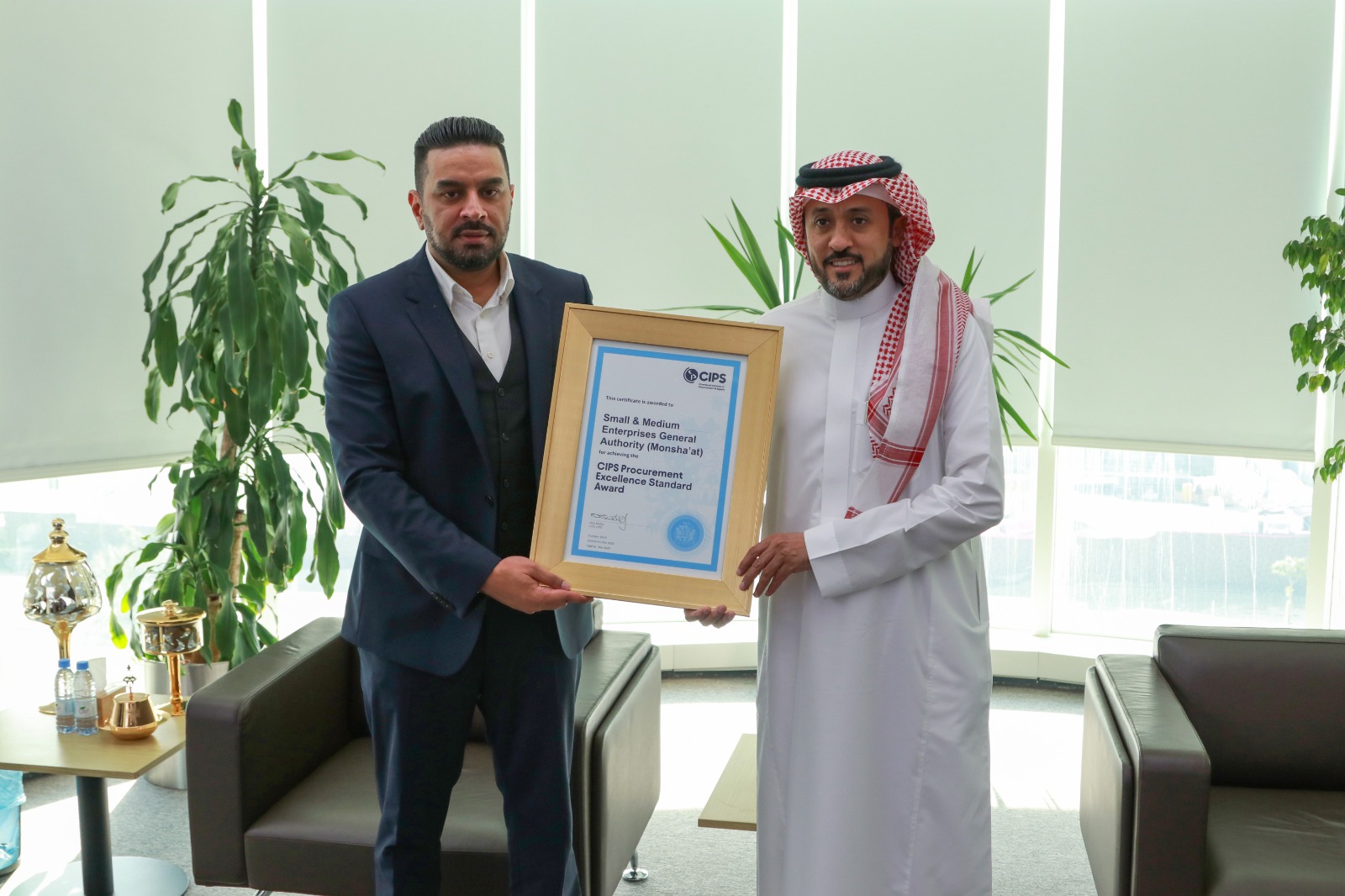 "منشآت" تحصل على شهادة التميز في المشتريات من معهد تشارترد الدولي