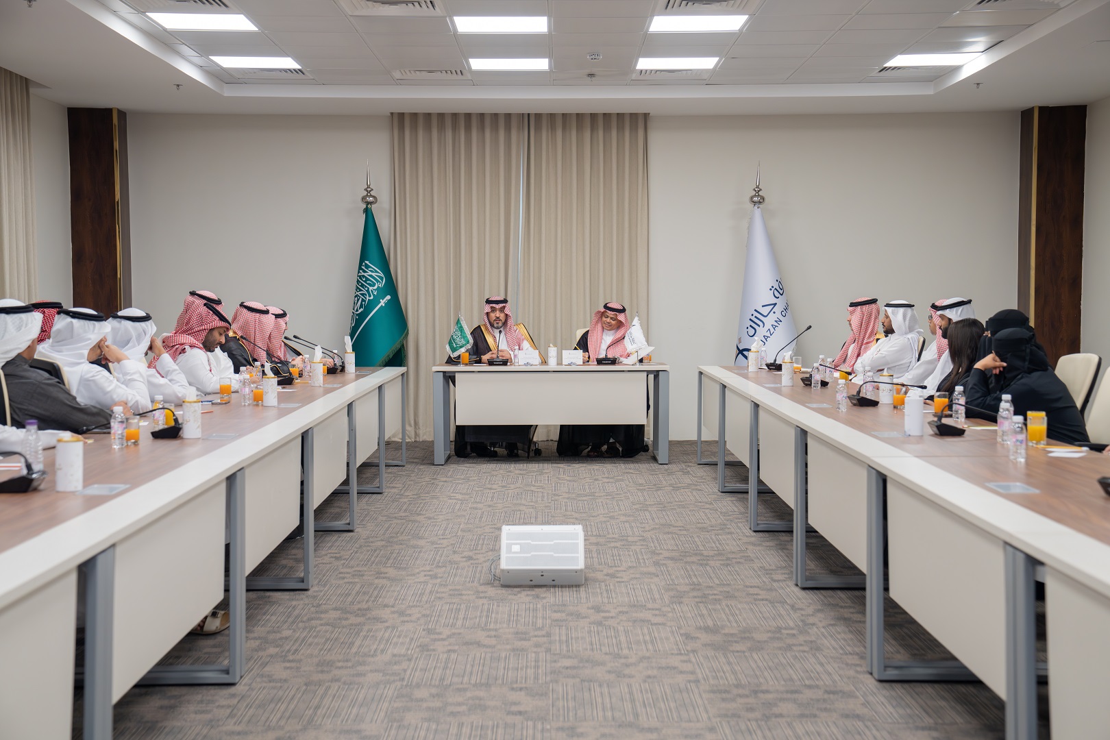 محافظ "منشآت" يلتقي مسؤولي غرفة جازان ورواد الأعمال في المنطقة