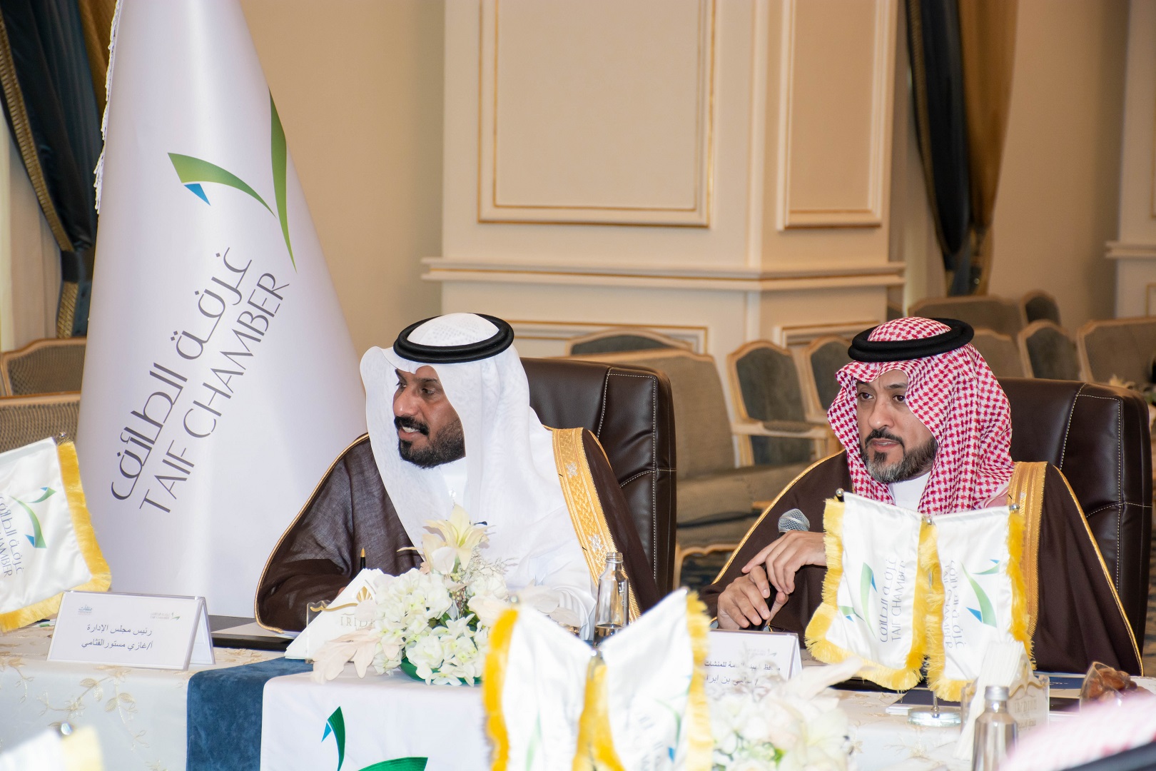 محافظ "منشآت" يلتقي مسؤولي غرفة الطائف ورواد الأعمال في المحافظة محافظ "منشآت" يلتقي مسؤولي غرفة الطائف ورواد الأعمال في المحافظة