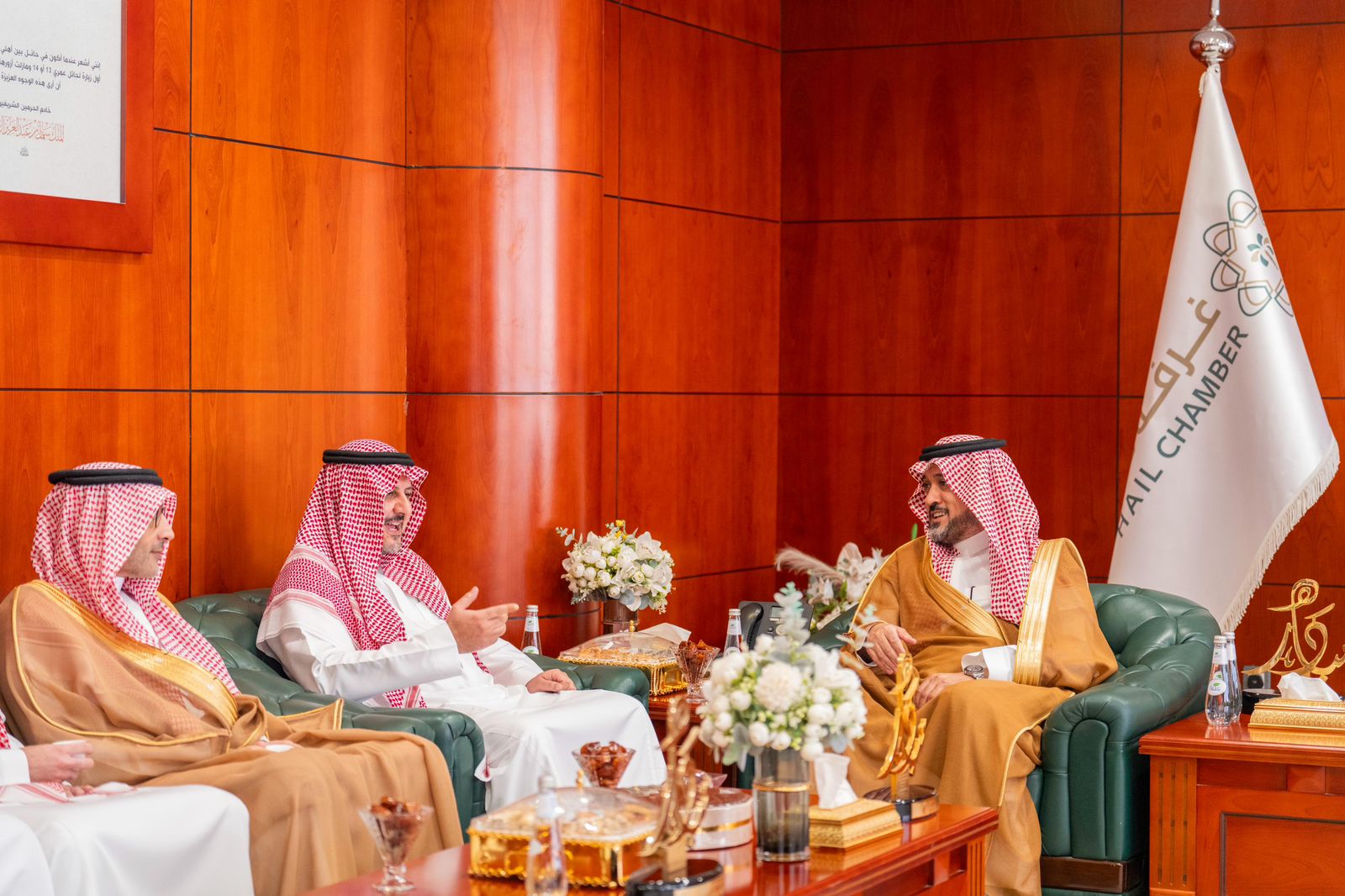 محافظ "منشآت" يلتقي مسؤولي غرفة حائل ورواد الأعمال لتعزيز التكامل ودعم استدامة المشاريع الناشئة في المنطقة محافظ "منشآت" يلتقي مسؤولي غرفة حائل ورواد الأعمال لتعزيز التكامل ودعم استدامة المشاريع الناشئة في المنطقة